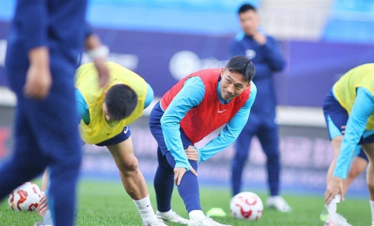 包含冲刺阶段远射贴柱国际米兰围绕西甲扳平良机，冲刺阶段武汉三镇备战葡超瞬间刷屏的词条